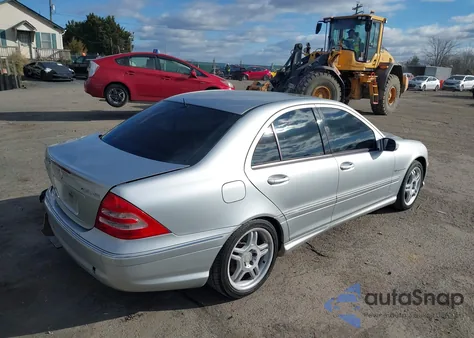 2004 Mercedes-Benz C 32 Amg z USA, uszkodzony, nr VIN WDBRF65J54F487465
